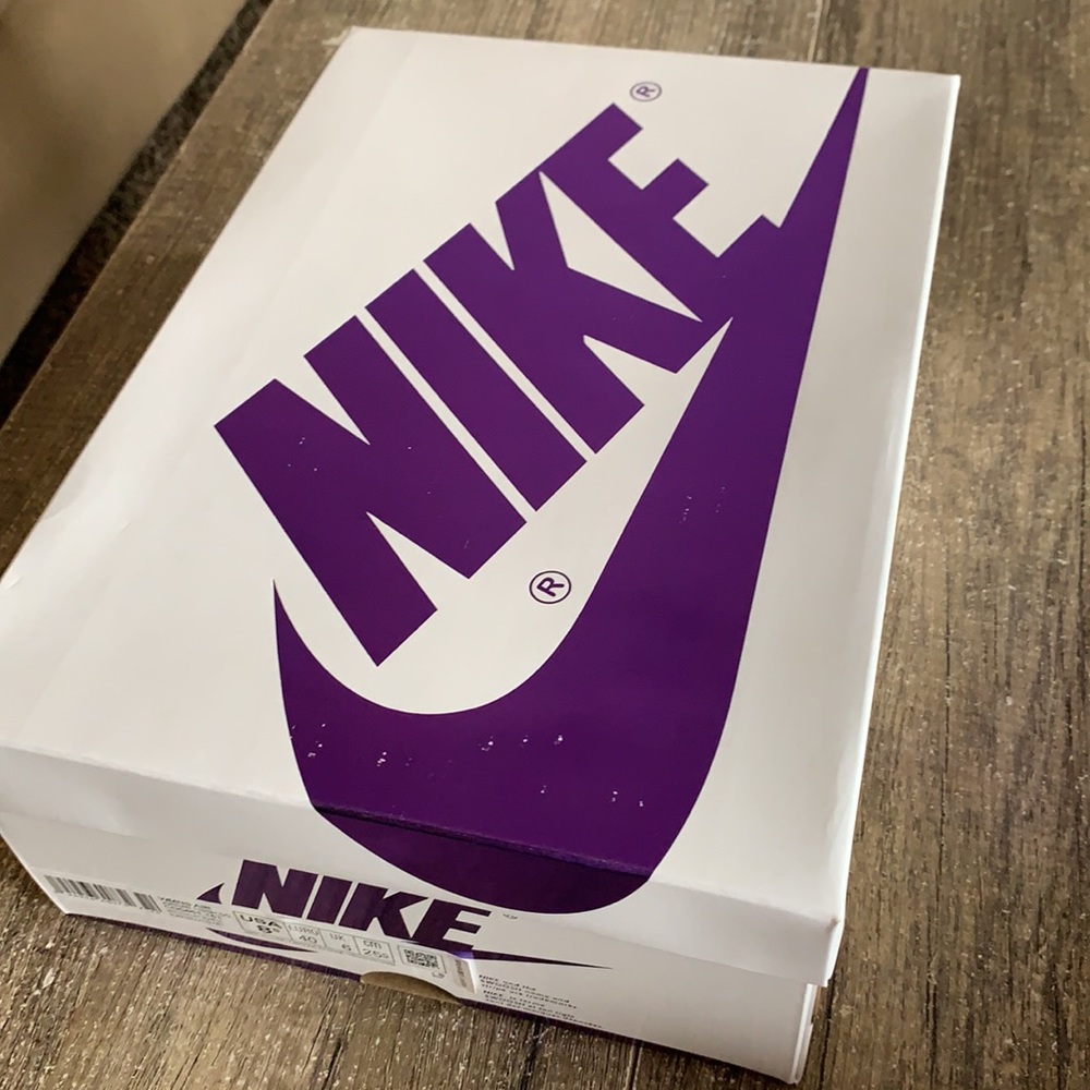 Nike women’s Jordan 1 high OG Court Purple - Picture 10 of 11